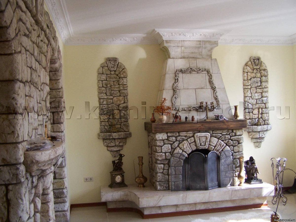 Камин с лепниной и камнем