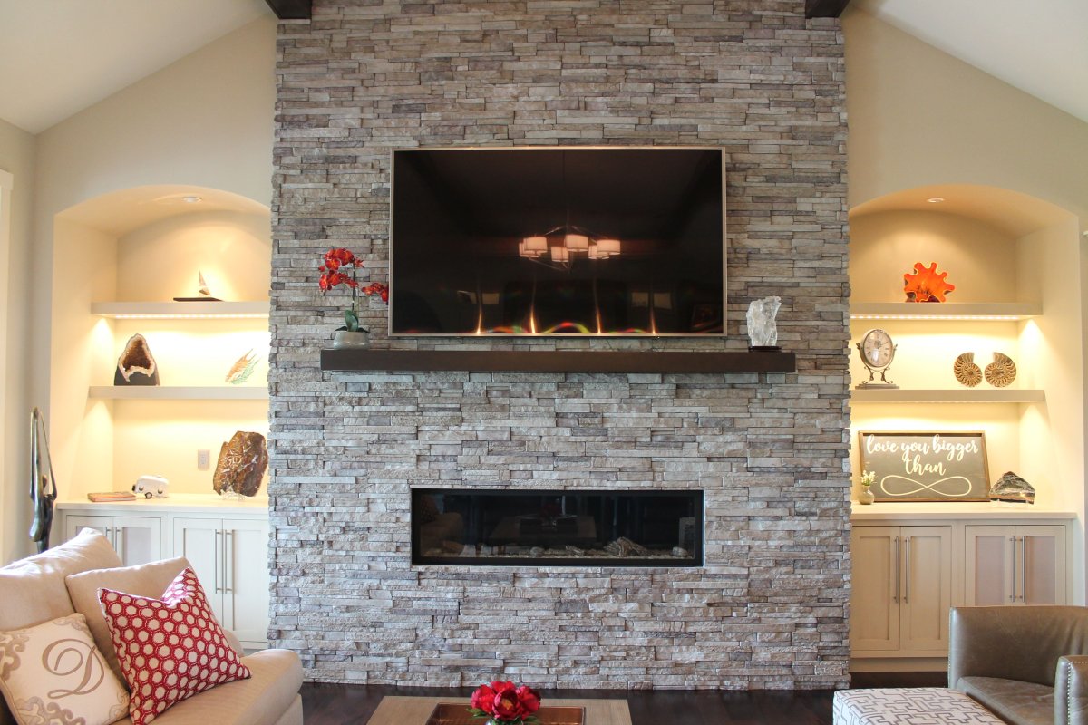 Камин с каменной стеной