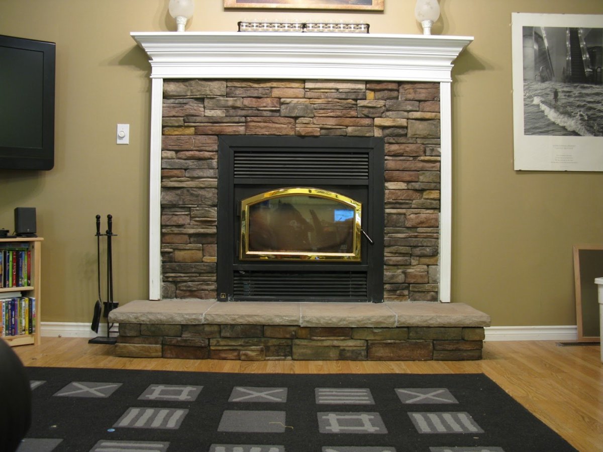 Камин из декоративного камня