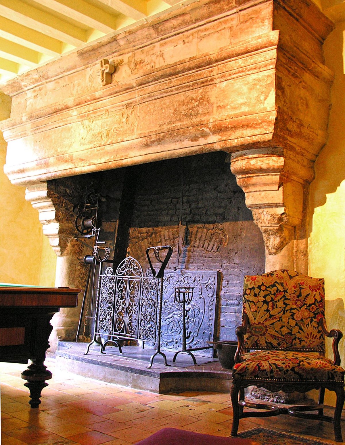 Романский камин