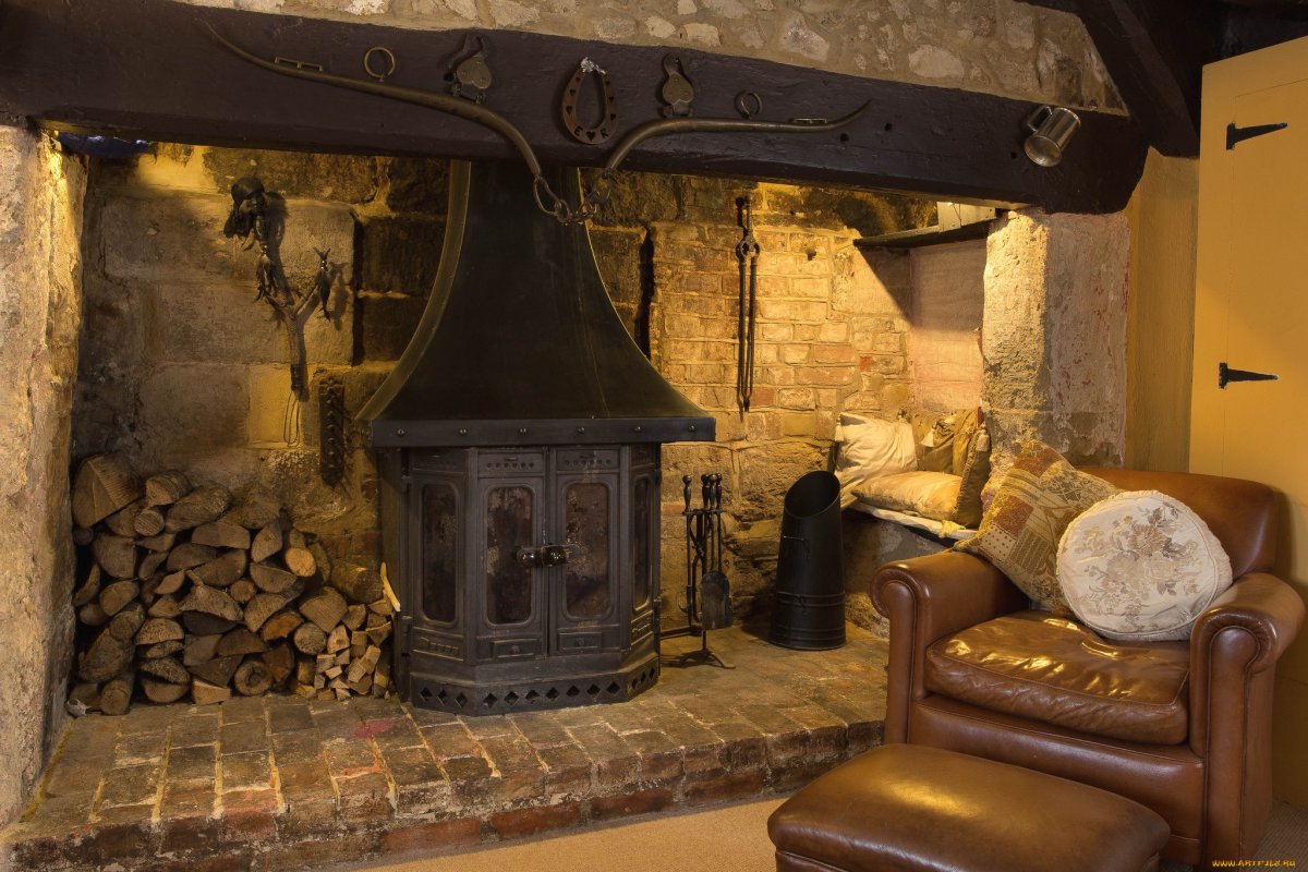 Необычный старинный камин