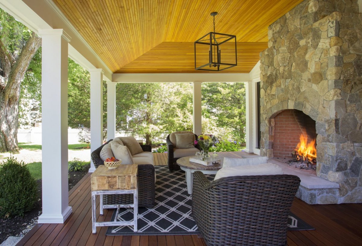 Терраса к дому с камином