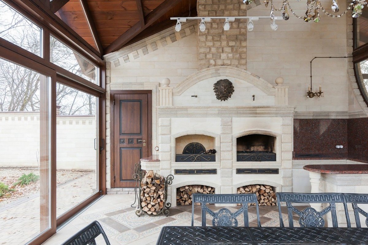 Внутренняя отделка беседки с барбекю