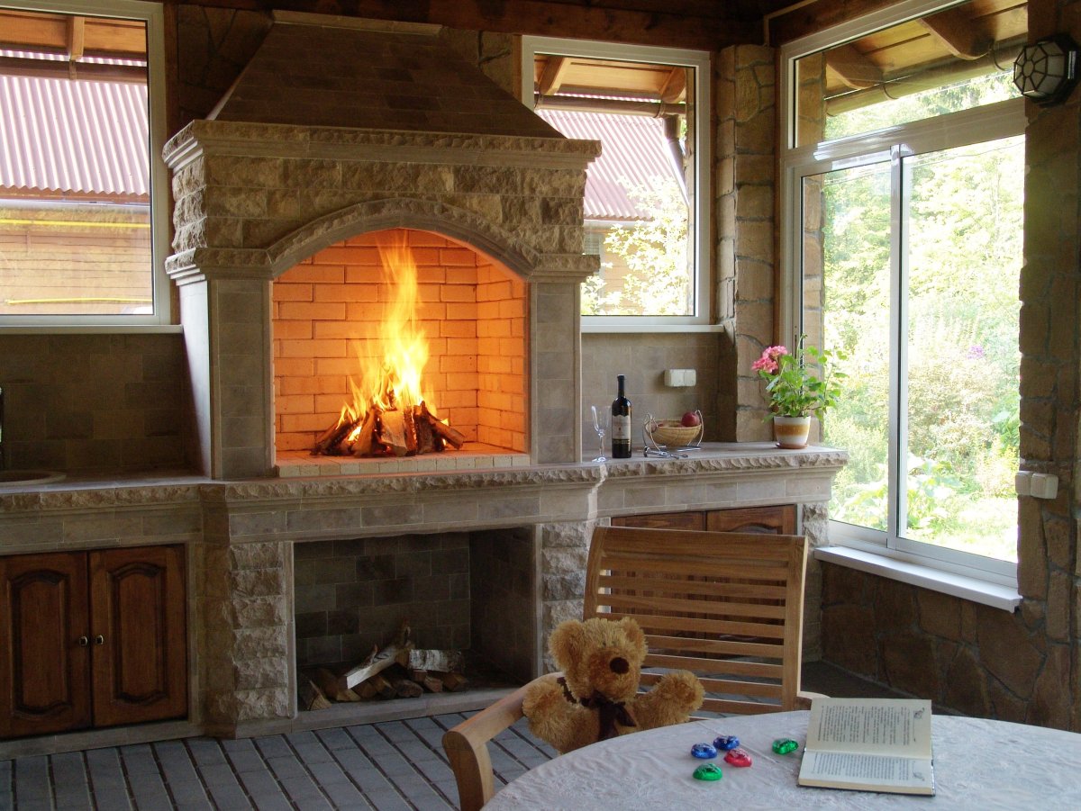 Внутренняя отделка беседки с барбекю