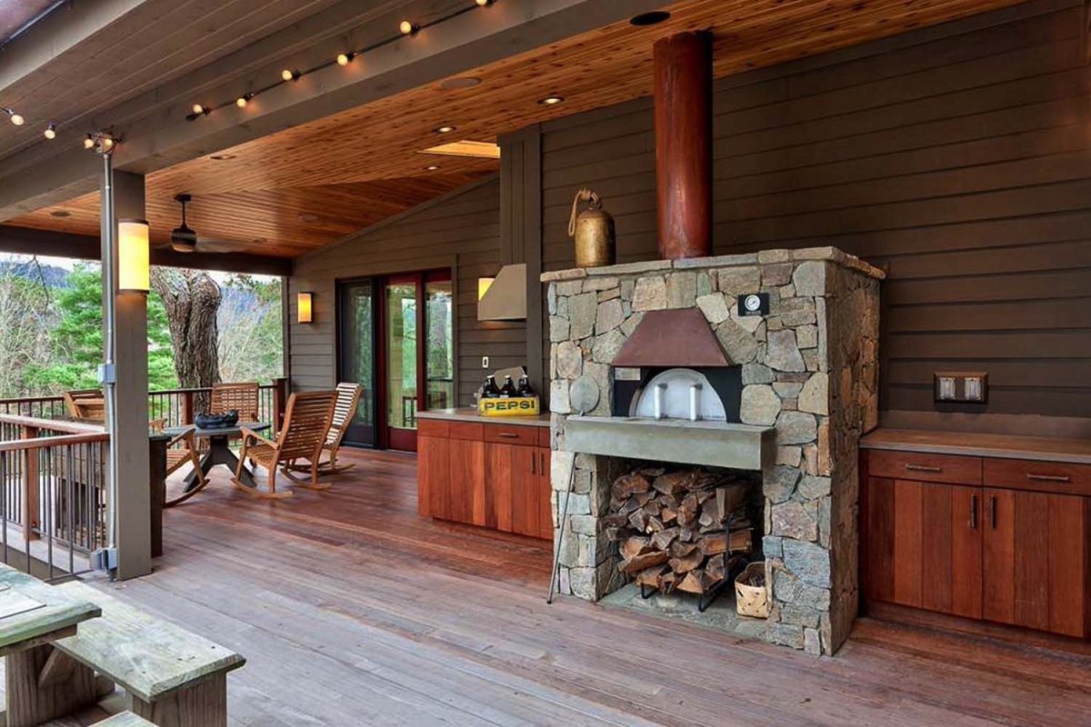 Зимняя веранда с камином