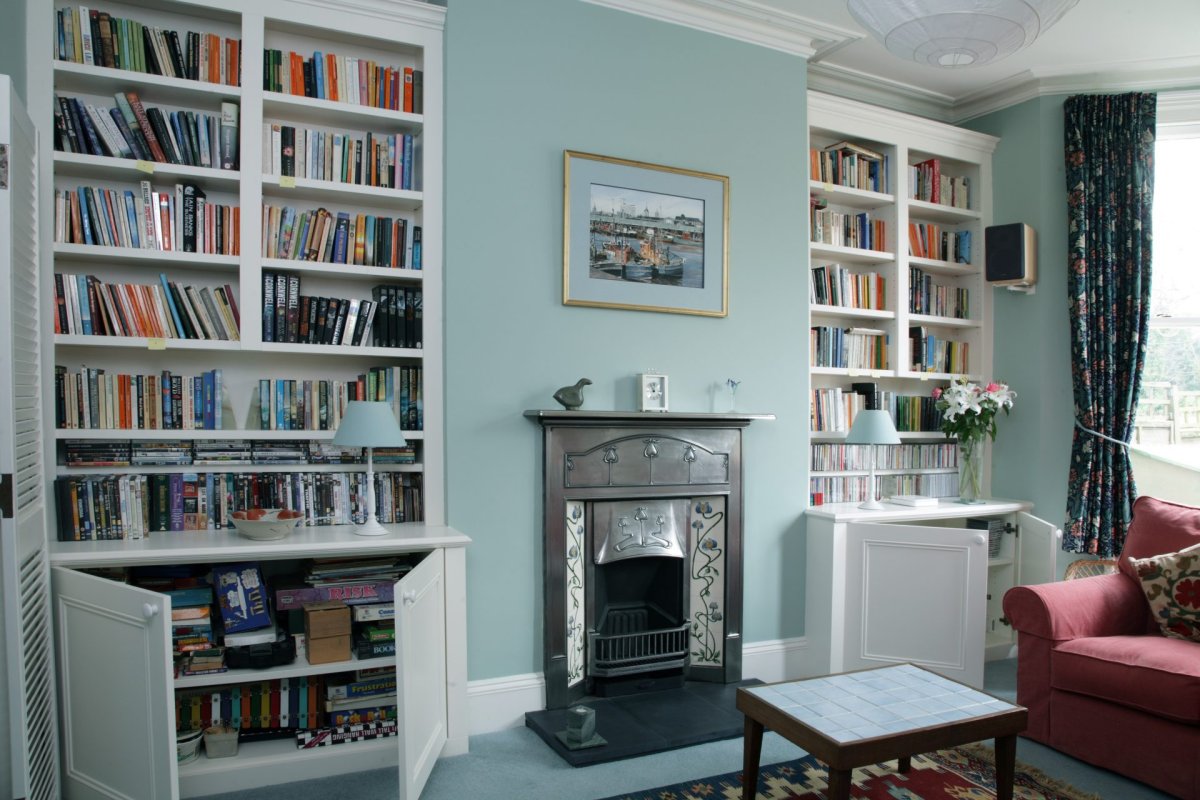 Домашняя библиотека с камином