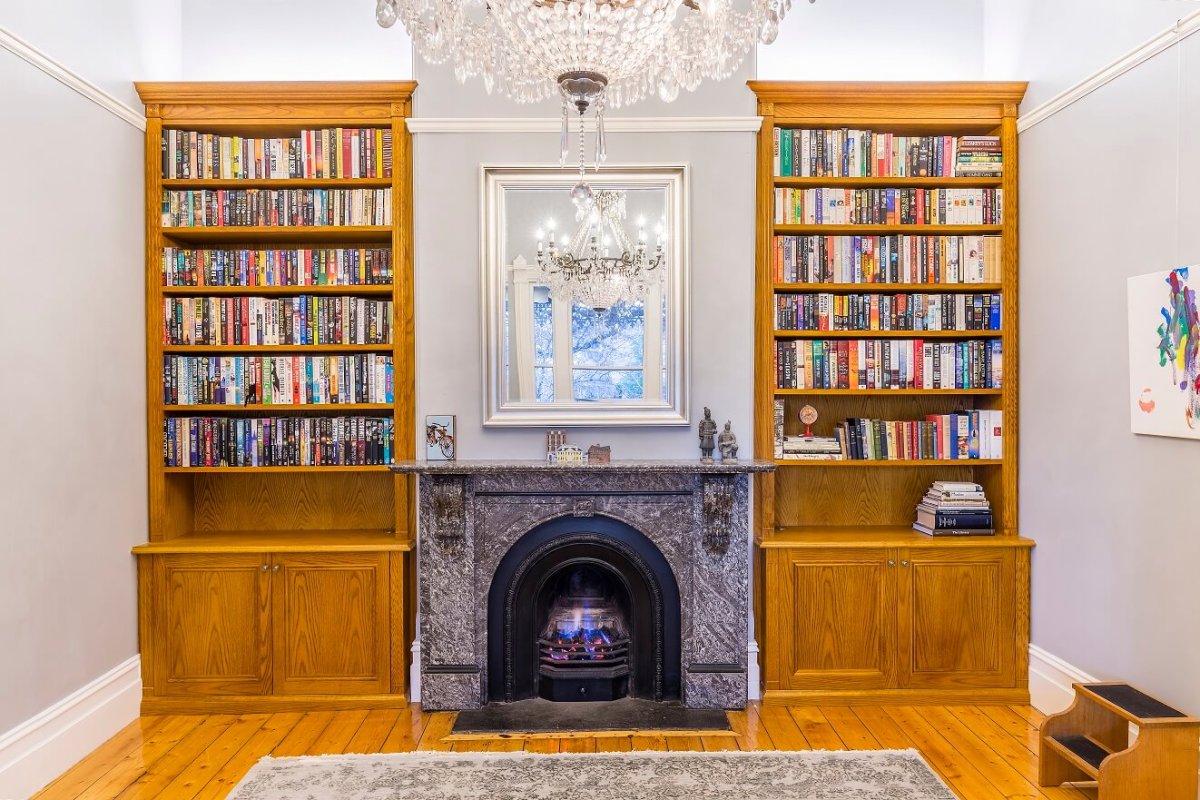 Камин с книжными полками