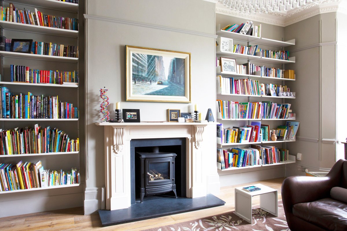 Камин в нише с полками