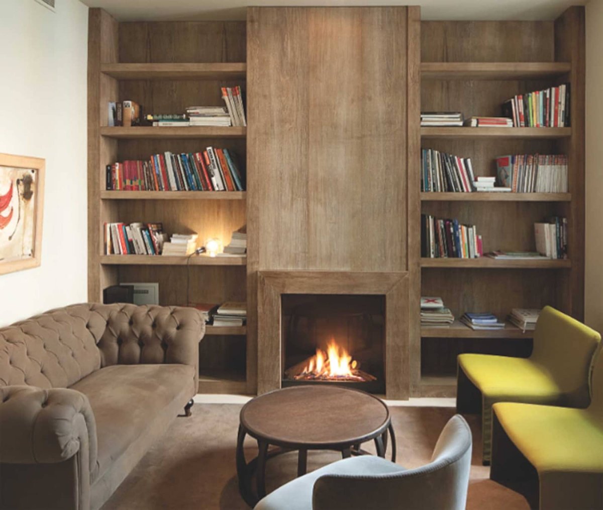 Гостиная с камином и книжными шкафами