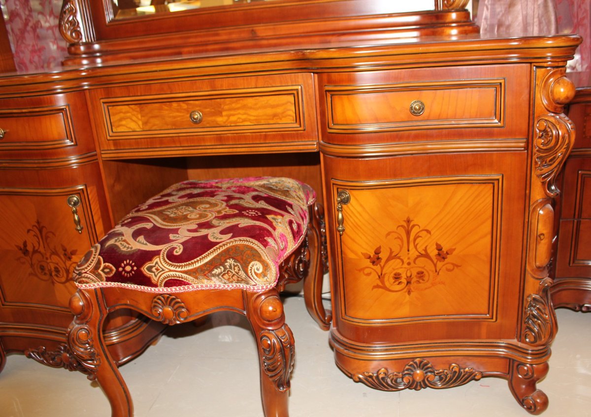 Комод с резьбой по дереву