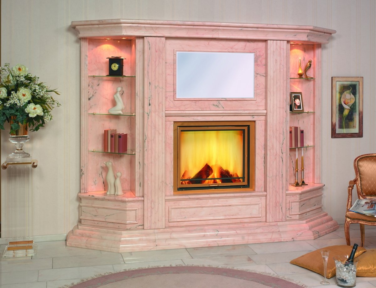 Камин с полками по бокам