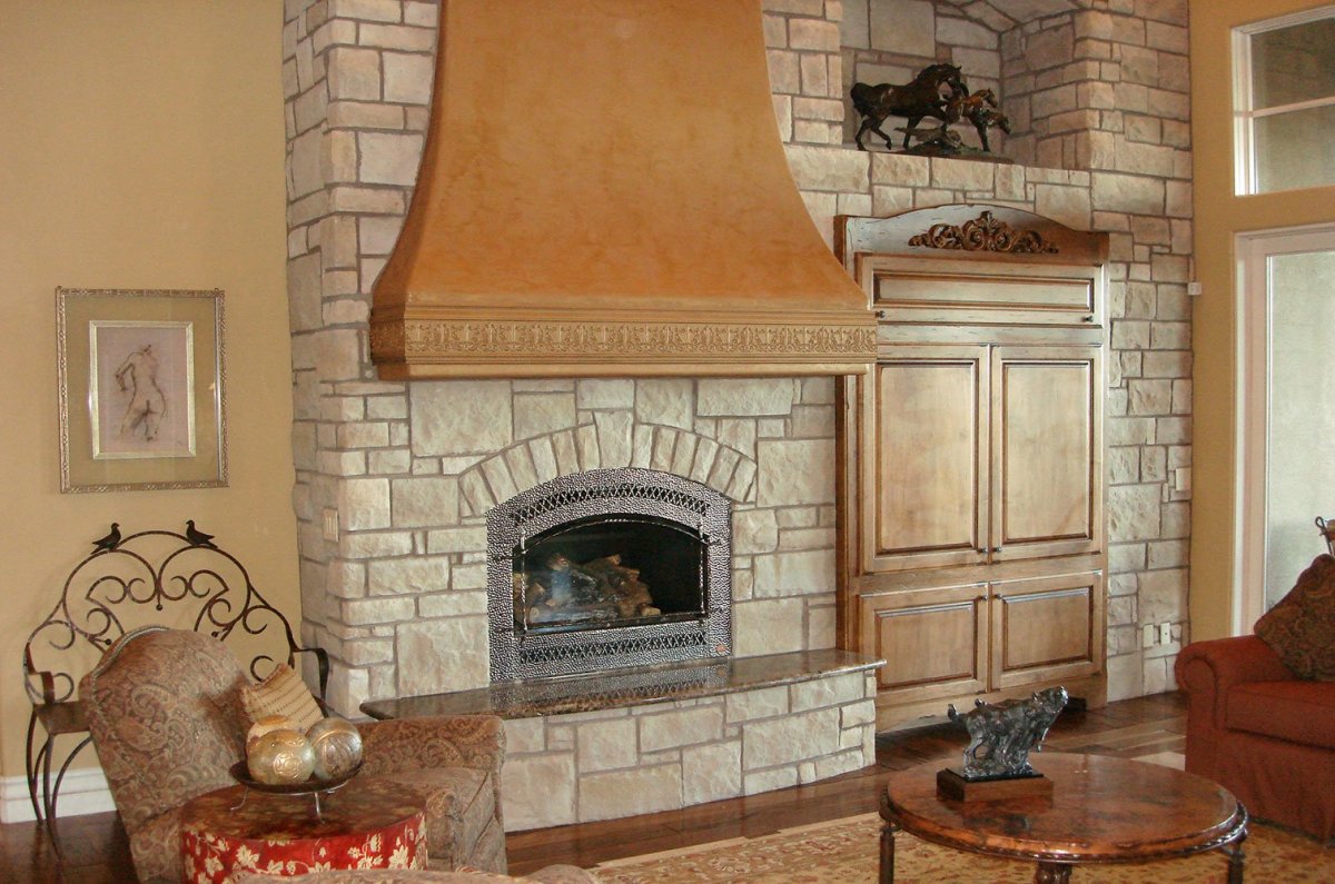 Отделка камина декоративной штукатуркой