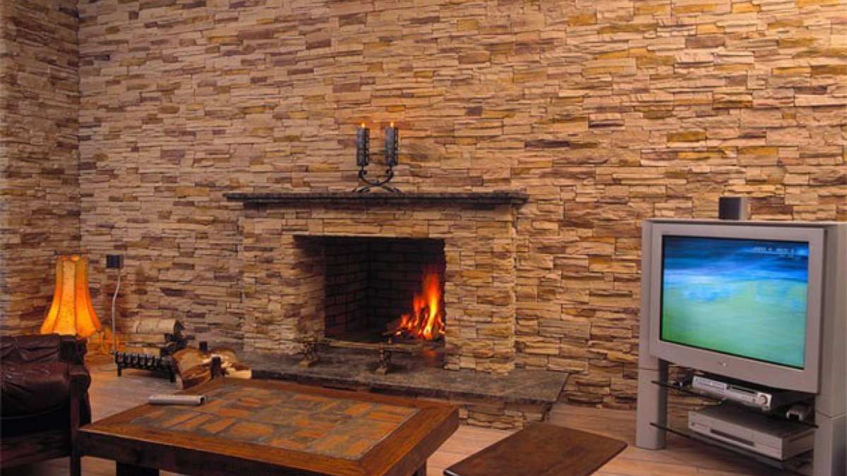 Стена из декоративного камня в гостиной