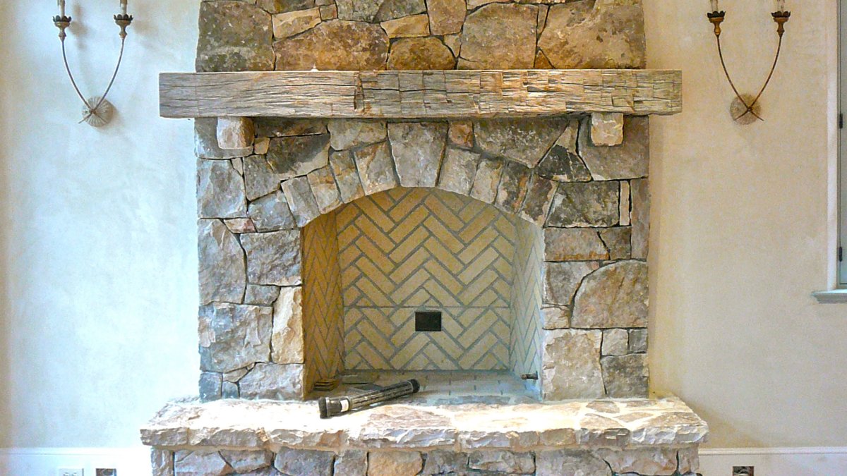 Камин из плитняка