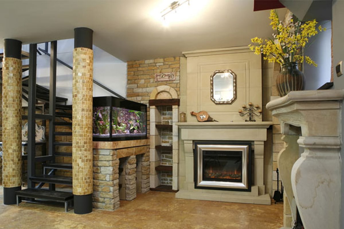 Камины в интерьере холла