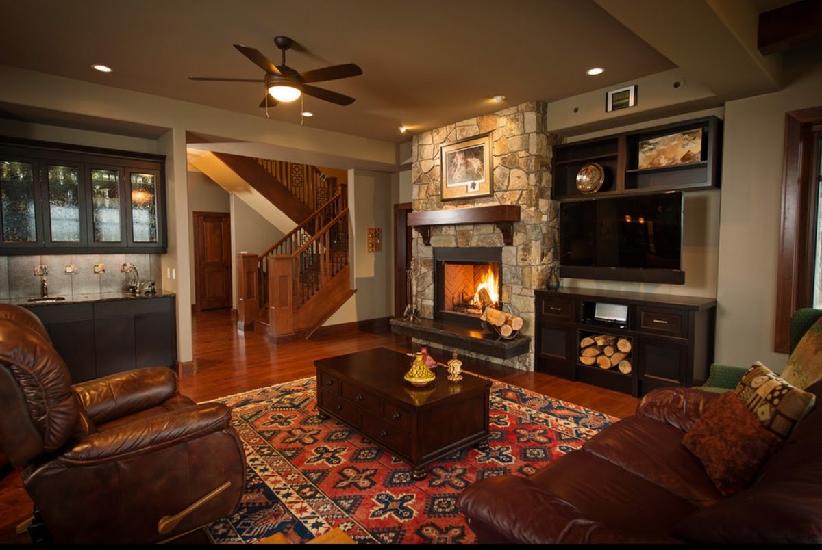 Камин в цокольном этаже частного дома