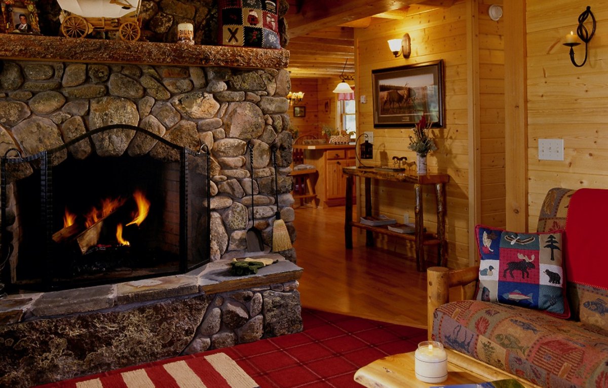 Большой зал с камином