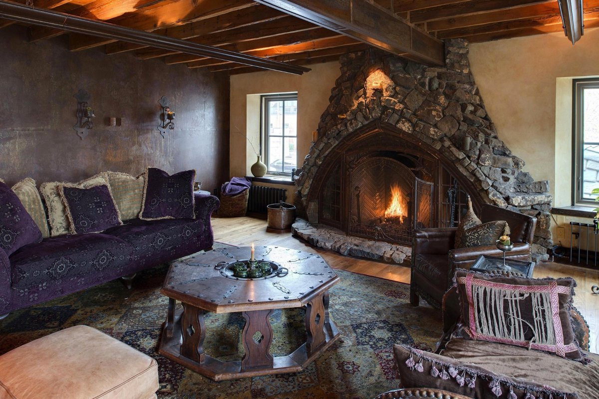 Уютная комната с камином