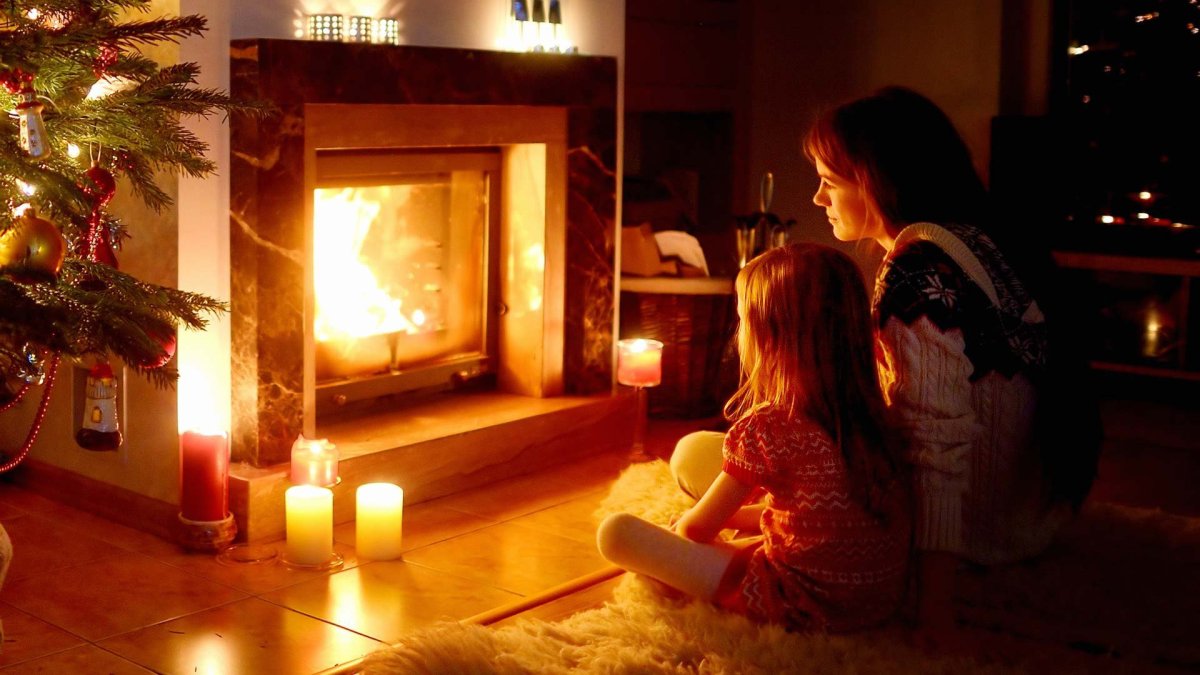 Вечер возле камина