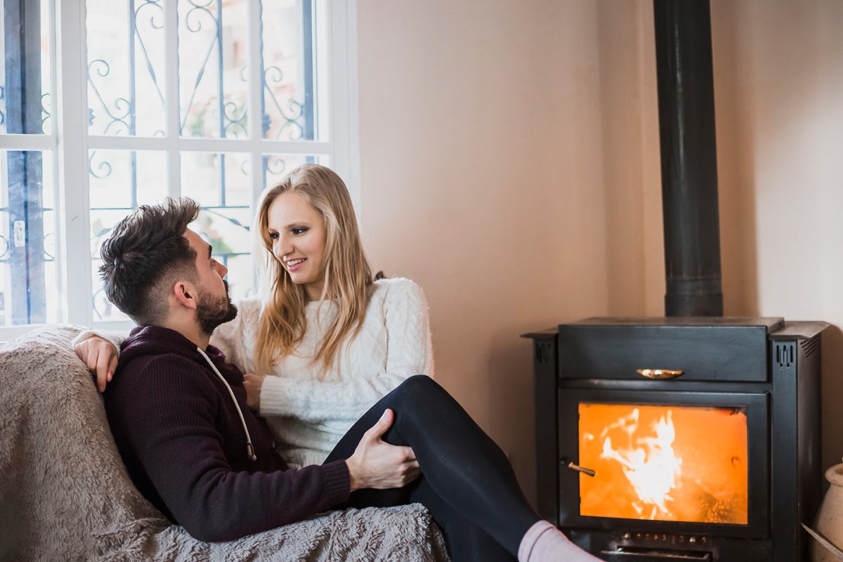 Семейная пара у камина