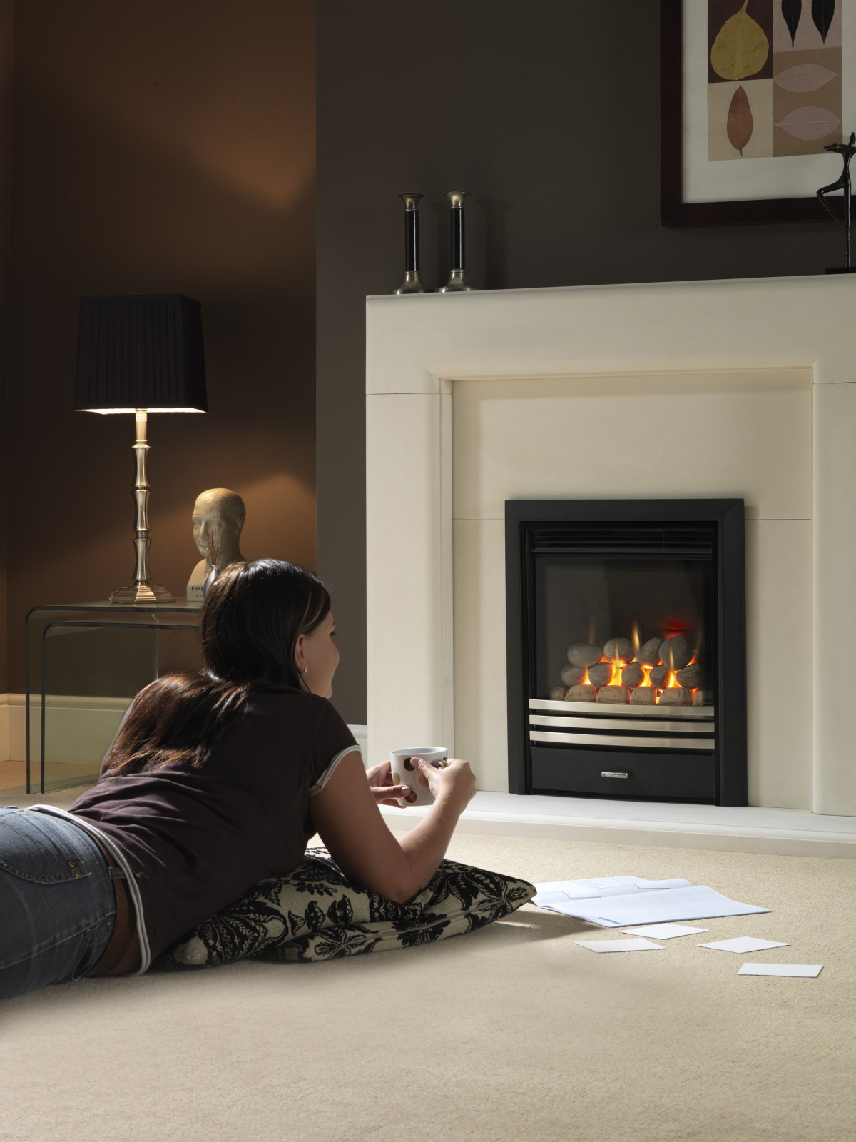 Электрический камин человек