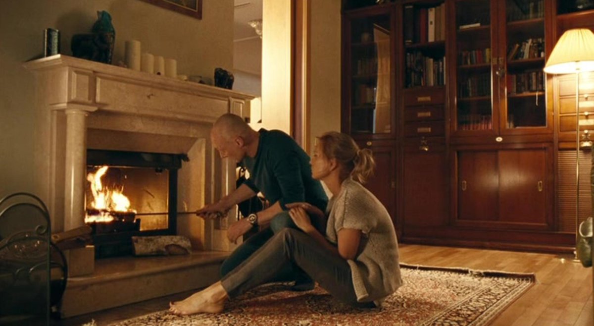 Загородный дом камин влюбленная пара