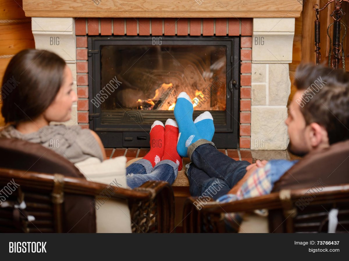 Люди возле камина в доме
