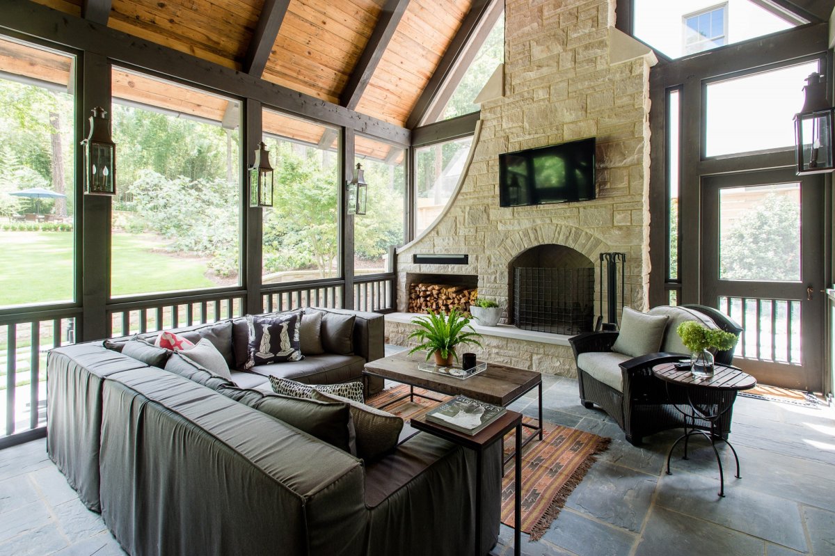 Угловой камин на веранде