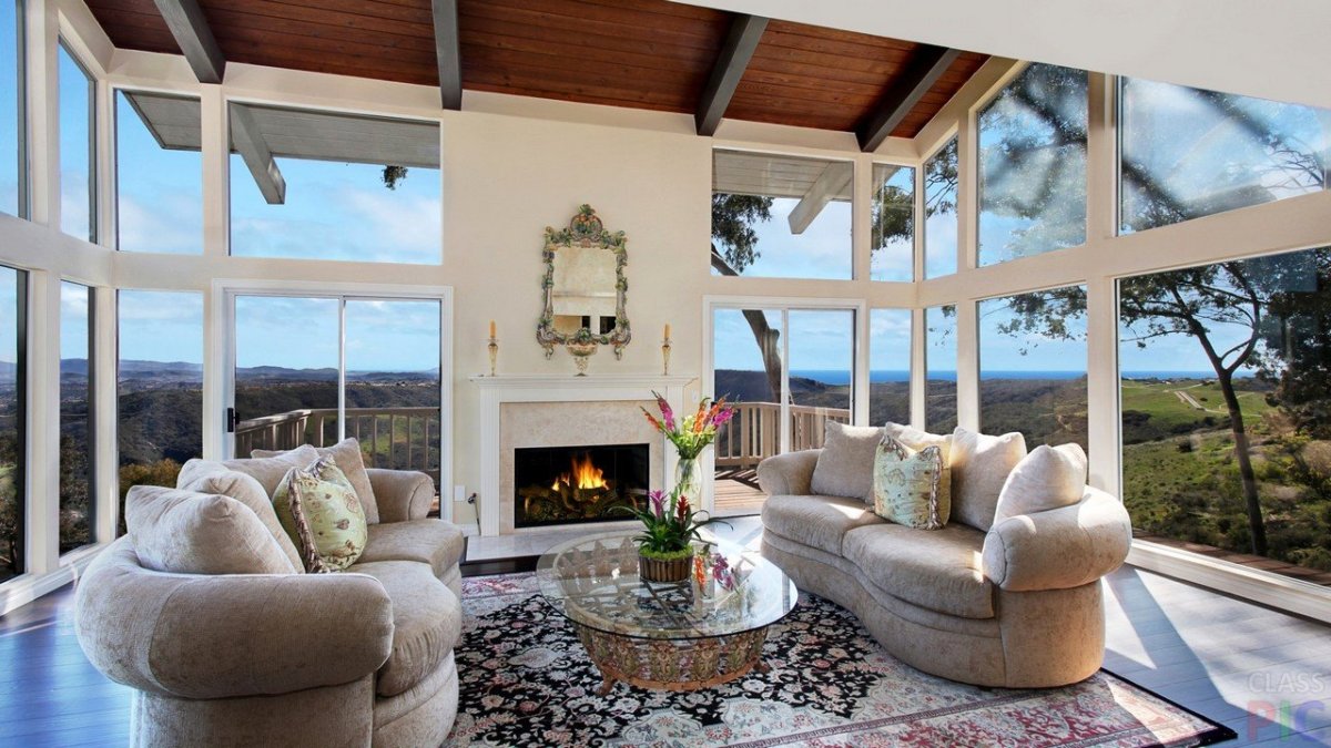 Уютная гостиная с панорамными окнами