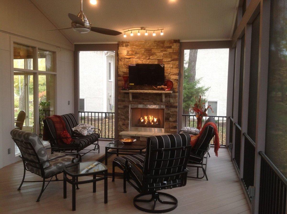 Электрический камин на веранде