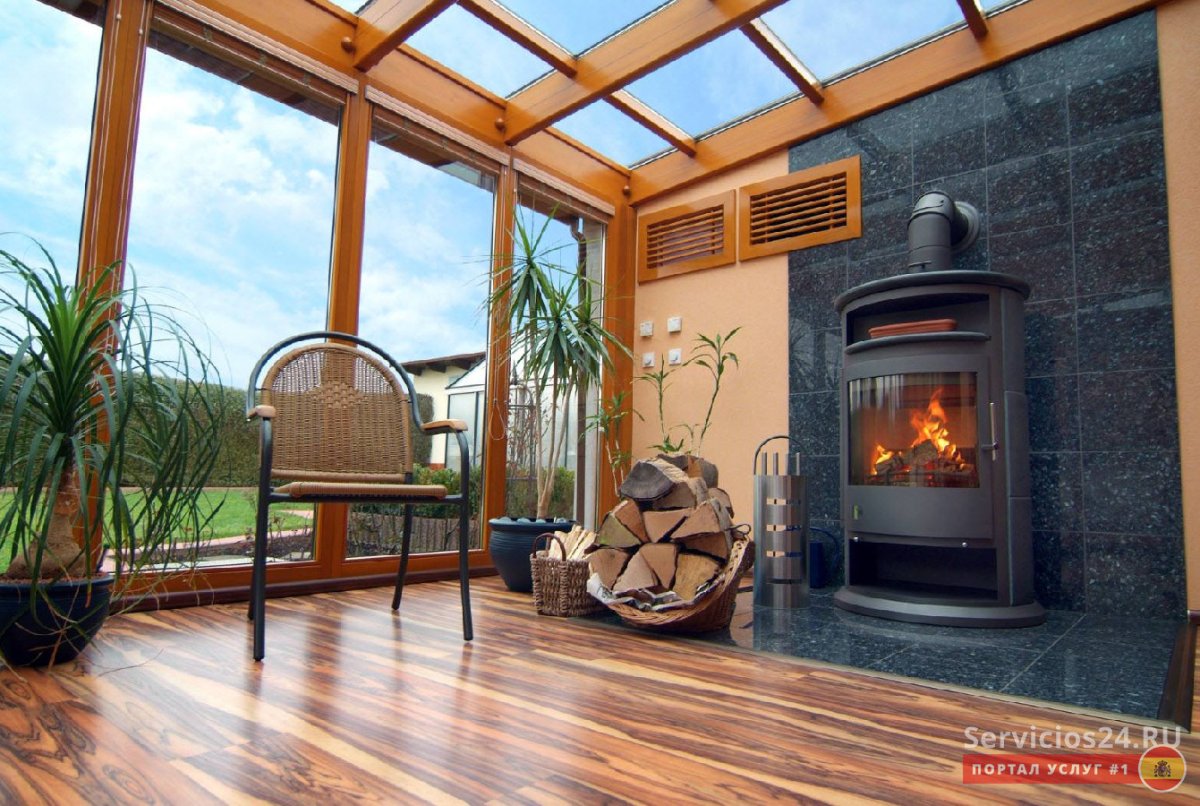 Застекленная веранда с камином