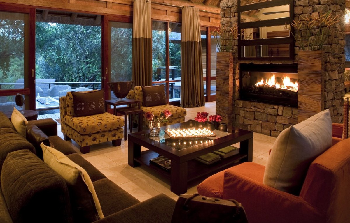 Гостиная с камином с видом на лес