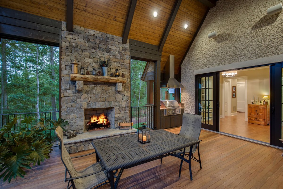 Зимняя веранда с камином