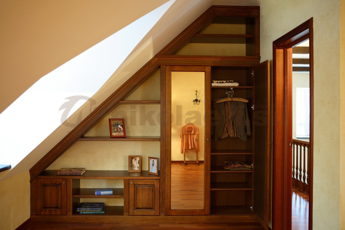 Пространство под лестницей в прихожей
