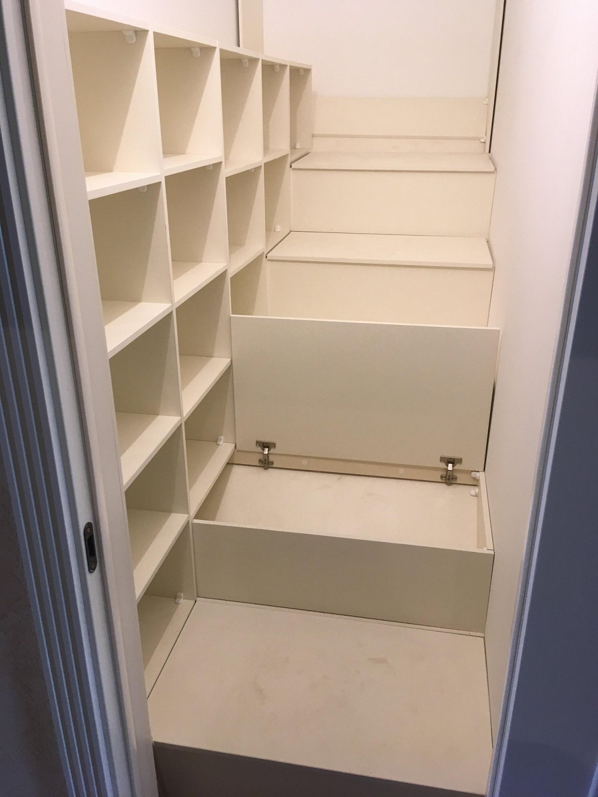 Шкафчики под лестницей