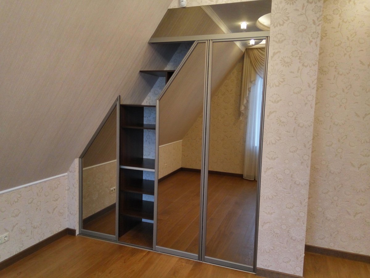 Прихожая под лестницей