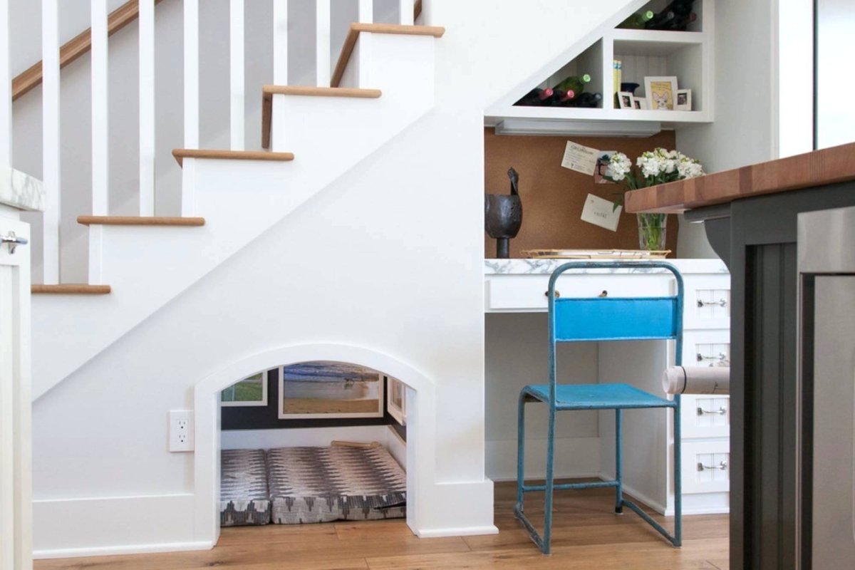 Встроенный шкаф под лестницей