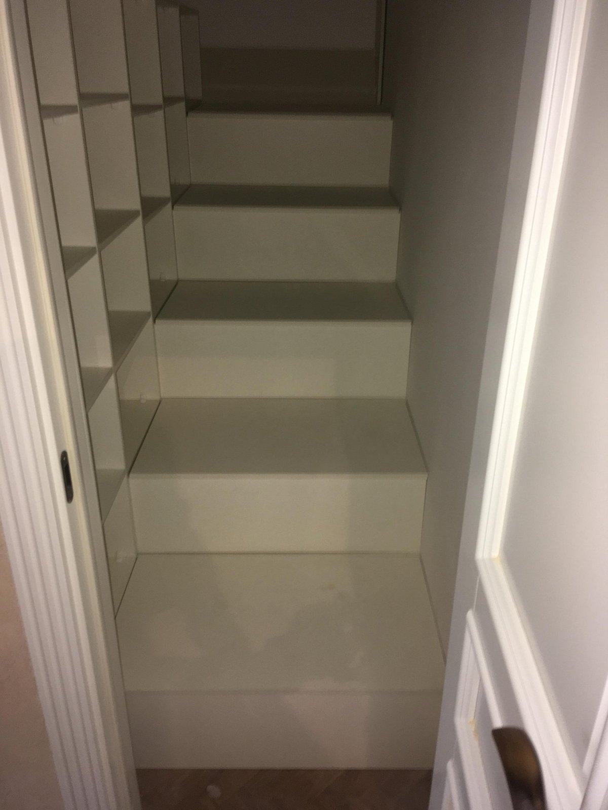 Прихожая под лестницей