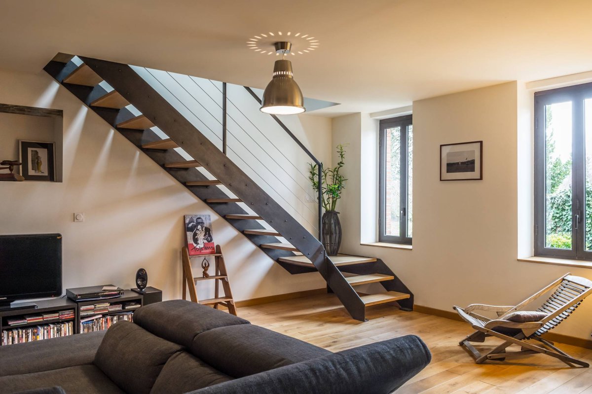 Дверь под лестницей