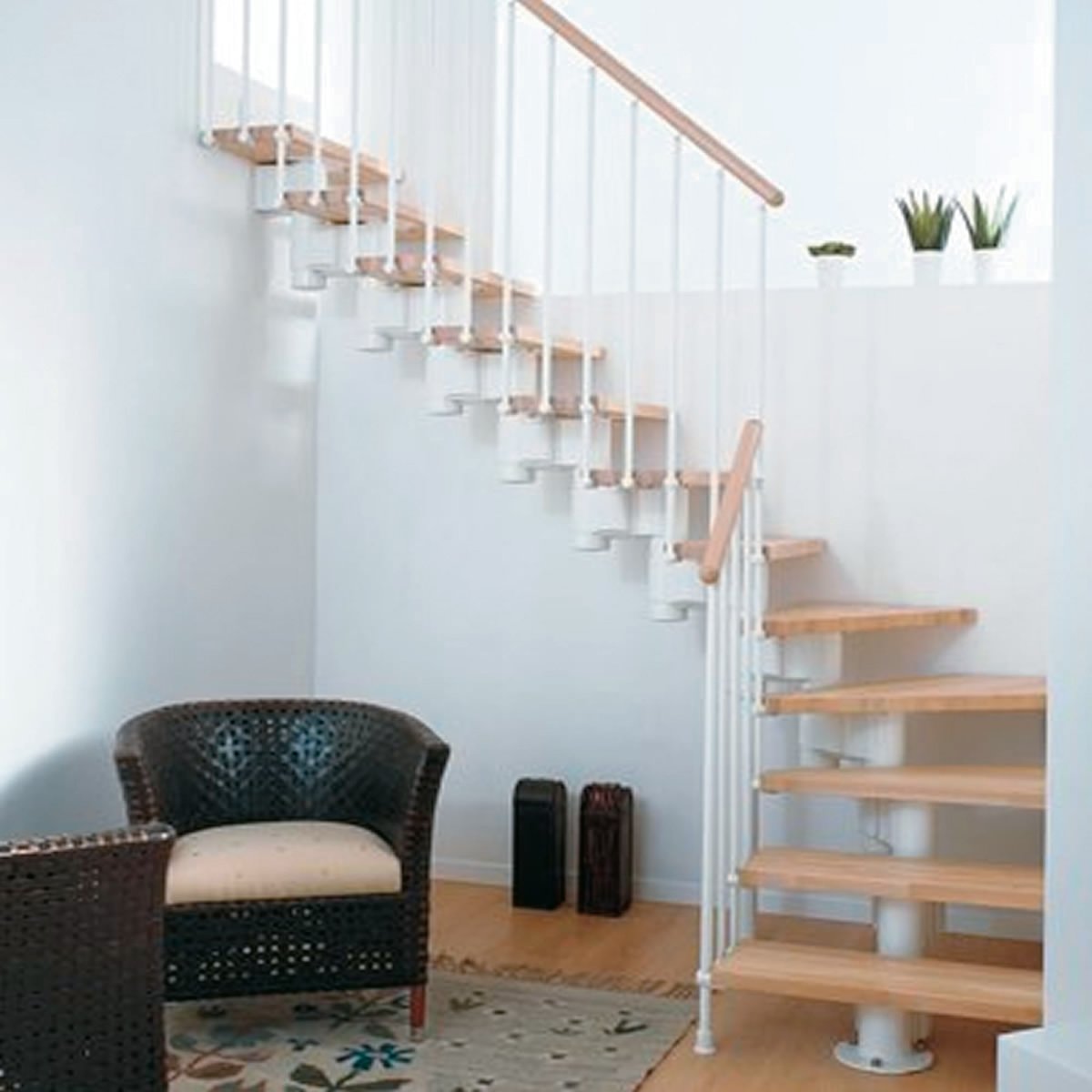 Лестница межэтажная деревянная лес 01