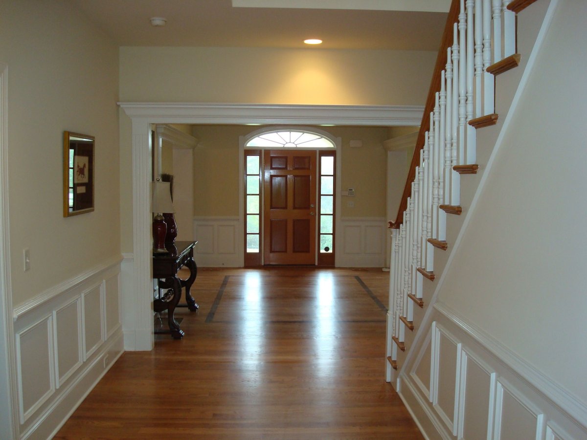 Плинтус для лестницы из полиуретана