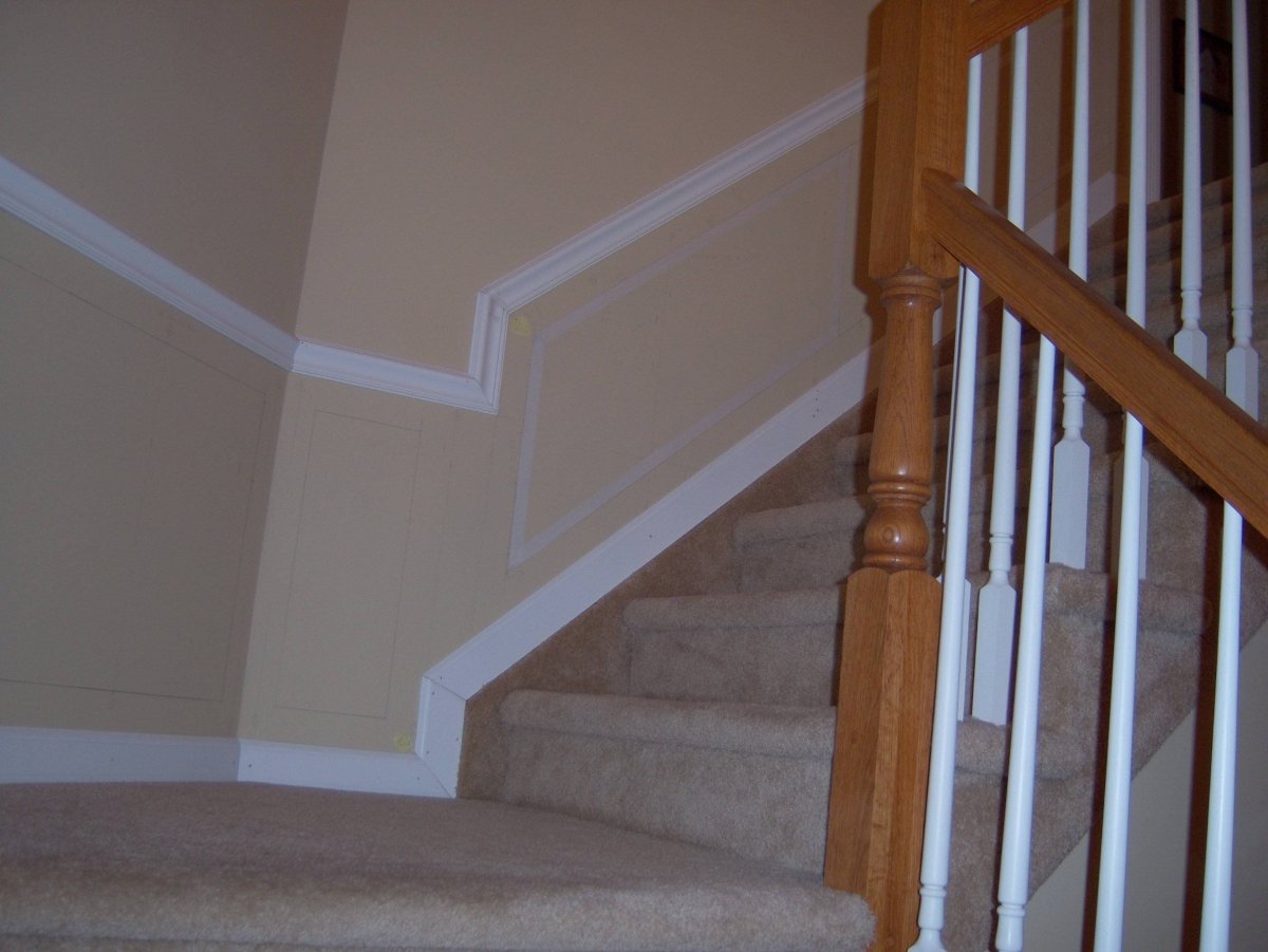 Плинтус напольный для лестницы