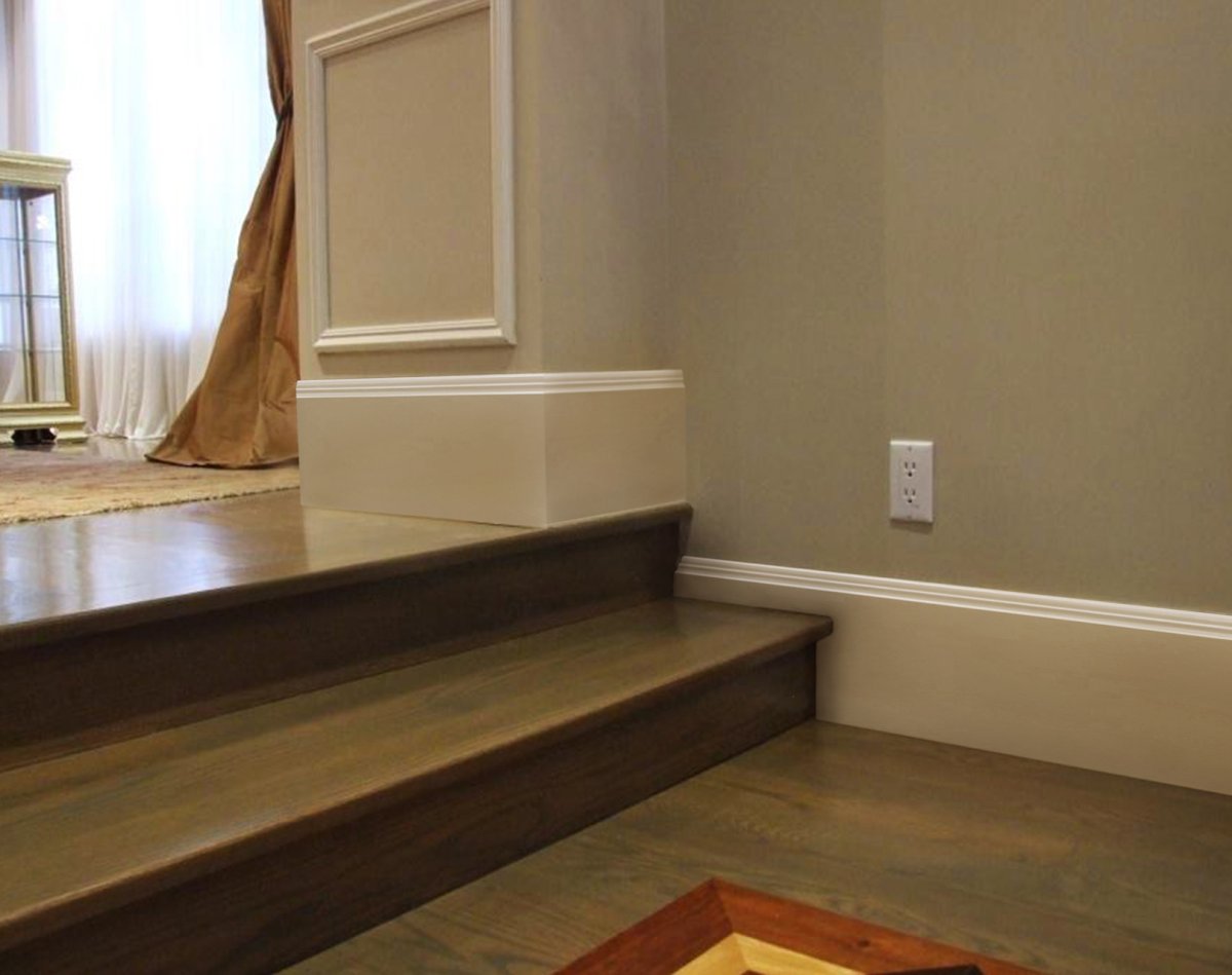 Скрытые плинтуса для пола в интерьере на лестнице