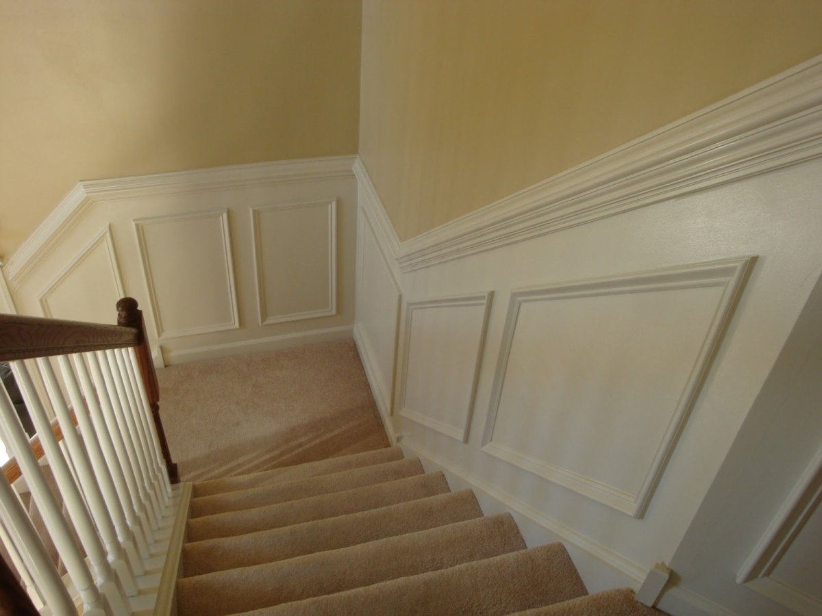 Отделка стен лестничного марша молдингами