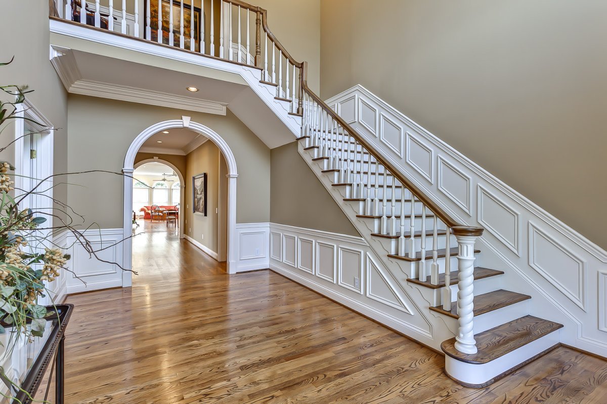 Молдинги на лестнице