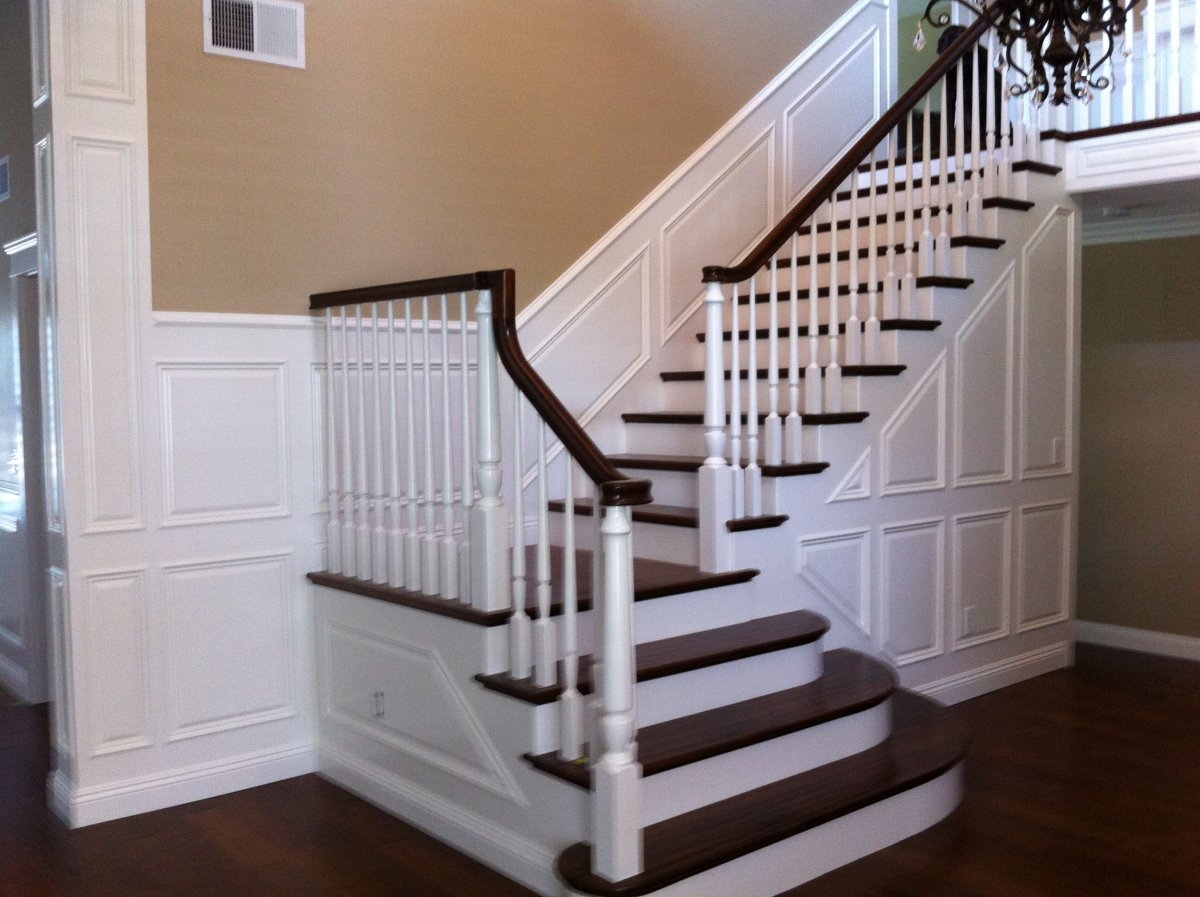 Плинтус МДФ на лестнице