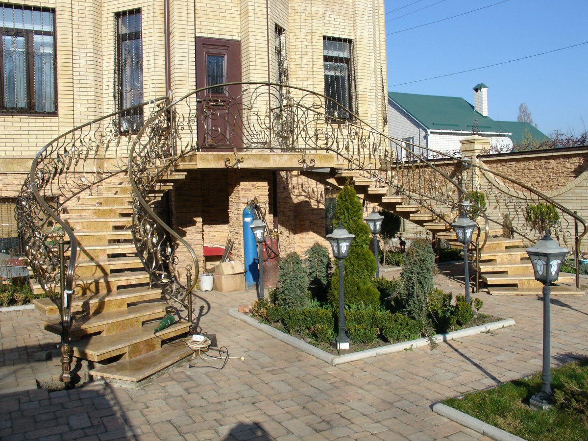 Современная лестница в доме