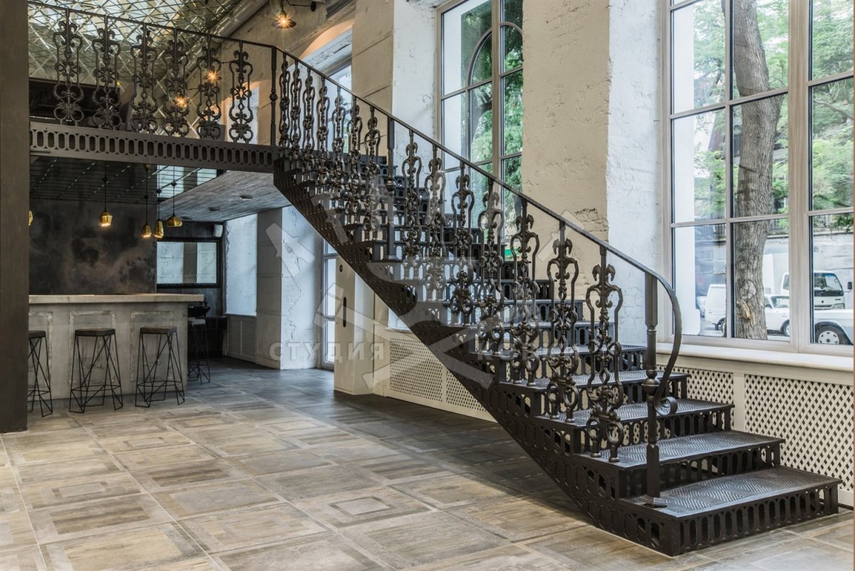 Лестница выложенная плиткой