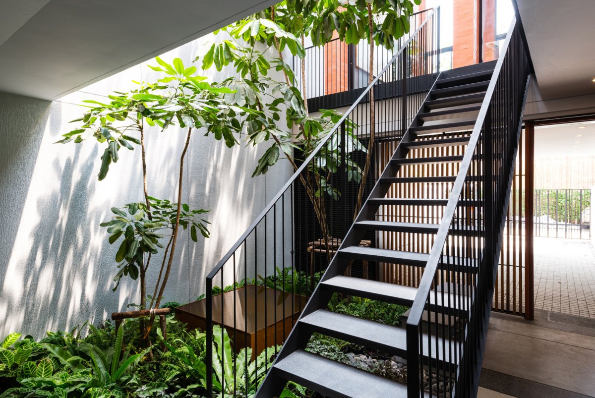 Металлическая лестница с подсветкой