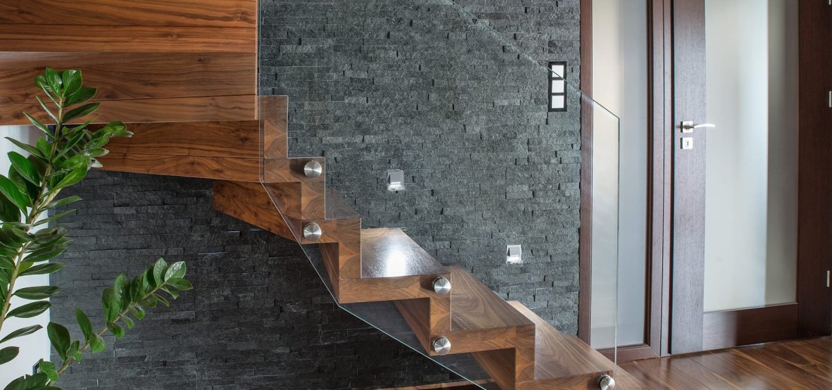 Лестница обшитая деревянными панелями